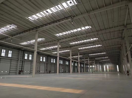 Q235 Q335B स्टील गोदाम पूर्वनिर्मित इमारतें औद्योगिक गोदाम हैंगर