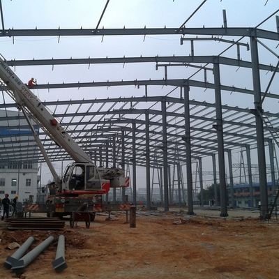 पवन प्रतिरोधी धातु निर्माण भवन पूर्वनिर्मित उच्च शक्ति वाली इस्पात संरचना